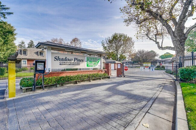 Foto del edificio - New Vinyl Plank Flooring, Fresh Interior Paint, 1 Car Garage + 1 Assigned Outdoor Parking Space -...