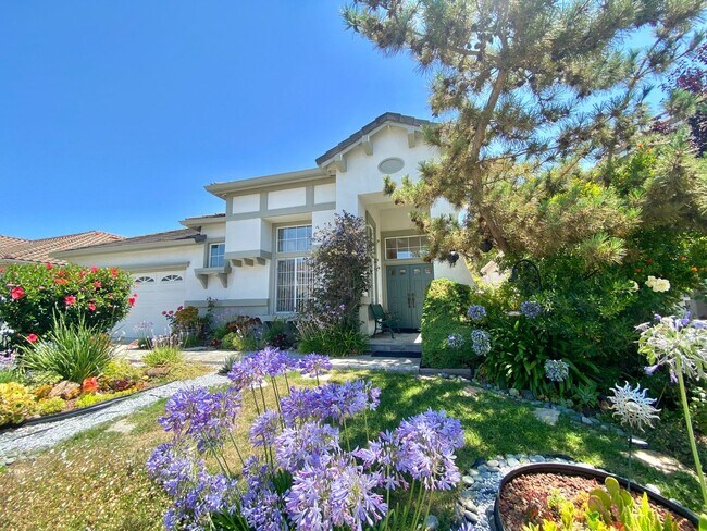 Building Photo - Gorgeous 4 bed 4 Bath home with enclosed L...