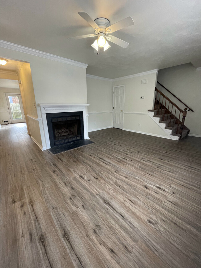 Foto del edificio - This 3 bedroom 1.5 bath Townhome is locate...