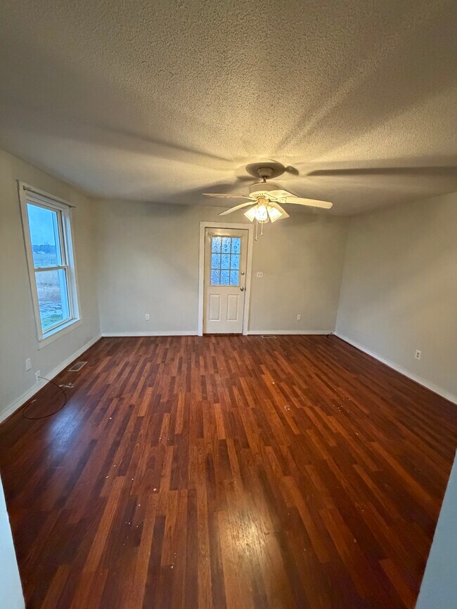 Foto del edificio - 396 James Tart Rd