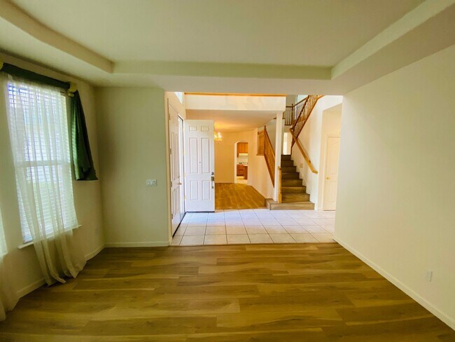 Building Photo - Large 2 Story Home