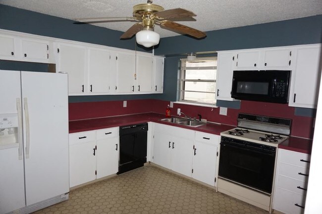 Building Photo - 5606 Applewood Dr