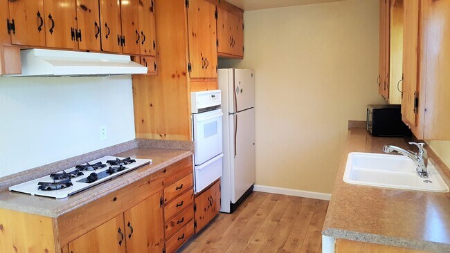 Foto del edificio - 3 Bedroom House in Laguna Lake Area with F...