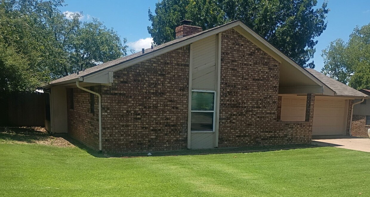 Primary Photo - Beautiful 3/2/2 with large backyard and co...