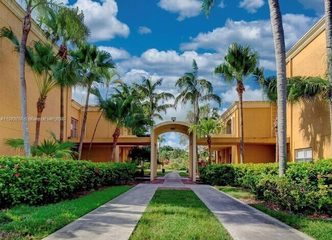 Building Photo - 18101 Northwest 68th Avenue Apt #B206, Hia...