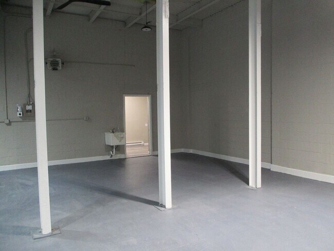 Foto del edificio - Warehouse space w/ small office AVAILABLE