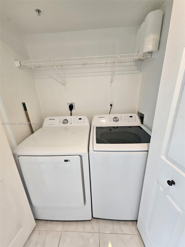 Building Photo - 1155 Brickell Bay Dr