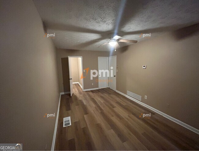 Foto del edificio - 5867 Sheldon Ct