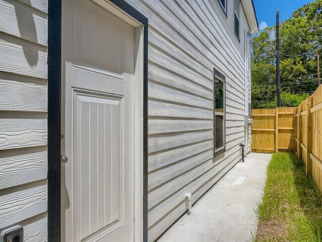 Foto del edificio - 8222 Crestview Dr