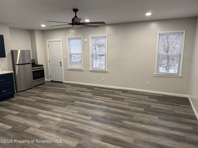 Building Photo - 539 E Pine St