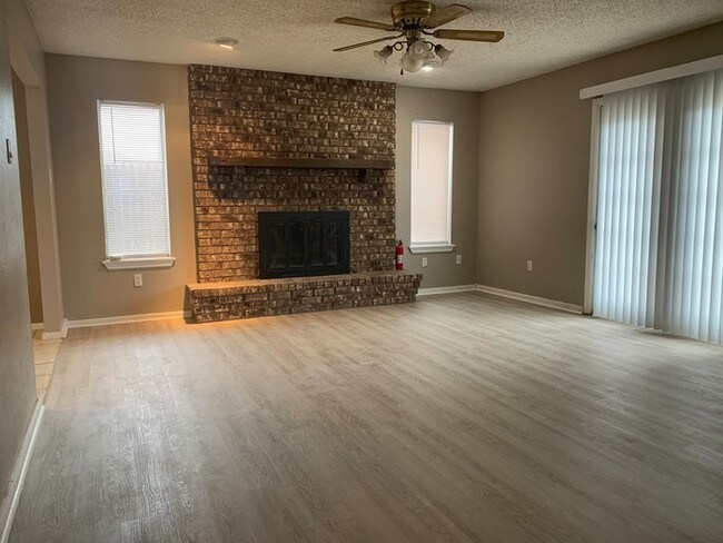 Building Photo - Great 3 Bed 2 Bath 2 Car Garage