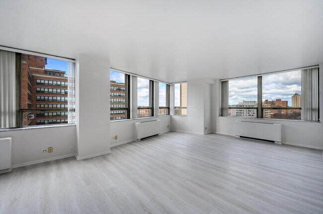 Building Photo - 5701 N Sheridan Rd