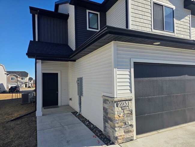 Foto del edificio - 6951 Bluebell Ct