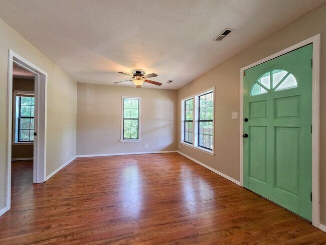 Foto del edificio - Charming 3 Bed 1.5 Bath home walkable to campus