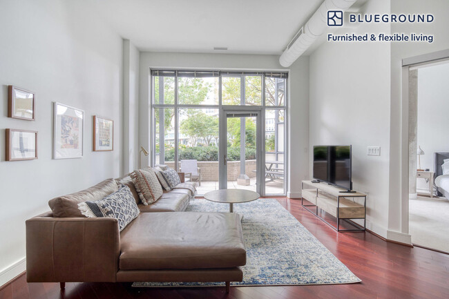 Foto del edificio - 8210 Crestwood Heights Dr