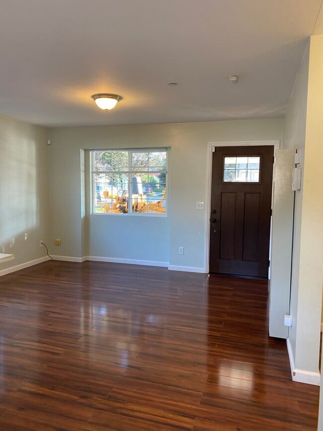 Building Photo - Two bedroom one bath house walking distanc...