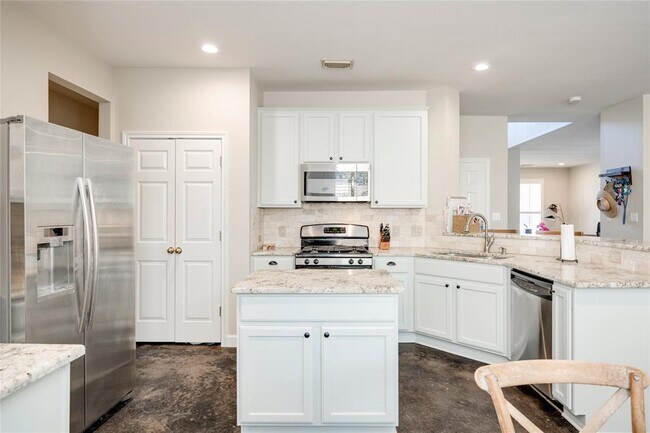 Foto del edificio - 2729 Kinney Oaks Ct