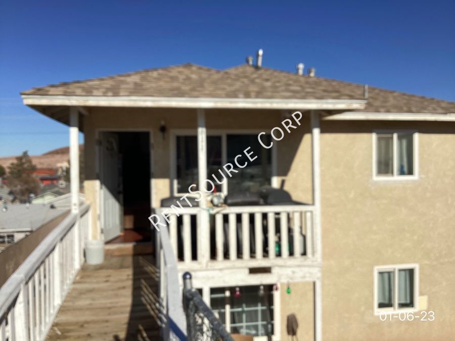 Foto principal - 2 Bedroom Triplex Unit For Rent in Barstow
