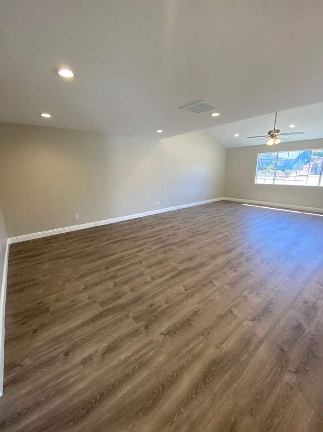 Building Photo - Completely remodeled 3 bed, 2 1/2 bath sin...