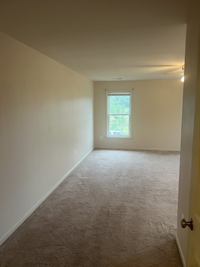 Building Photo - Spacious End-Unit Townhouse with 3 Beds, 3...