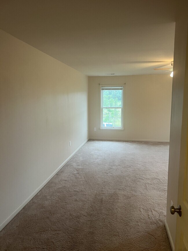 Foto del edificio - Spacious End-Unit Townhouse with 3 Beds, 3...