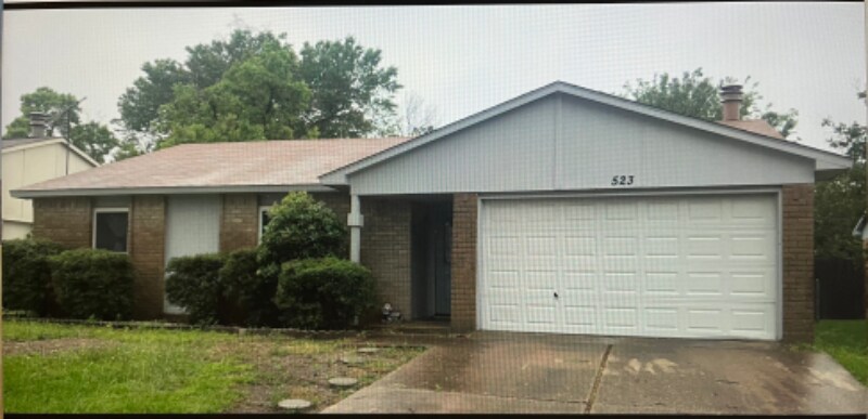 Primary Photo - 523 Woodcrest Way