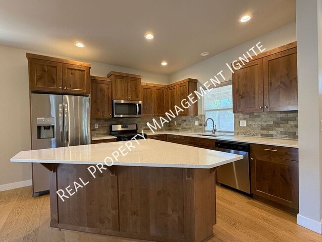 Building Photo - 2713 NE Black Oak Pl