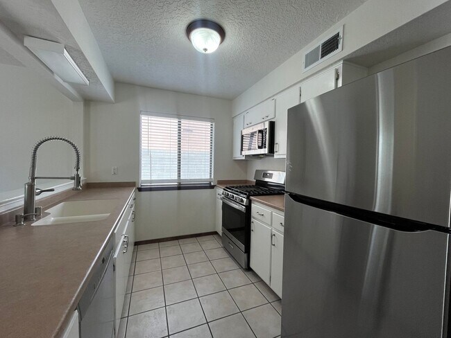 Foto del edificio - Cute 3 Bedroom 2 Bathroom Home In NW Albuq...