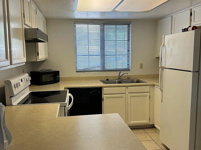 Foto del edificio - 1905 E University Dr