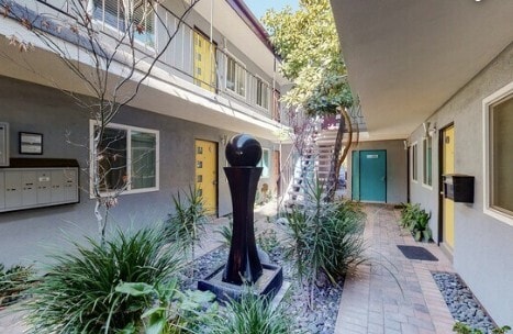 Building Photo - 10333 Santa Monica Blvd