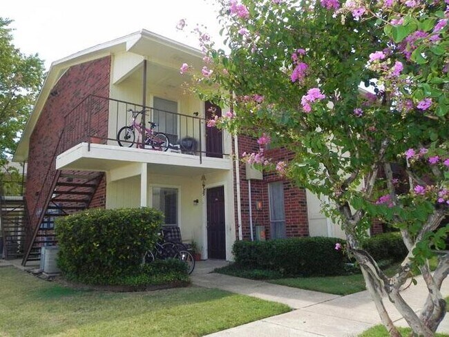 Building Photo - 540 East Bethany Drive