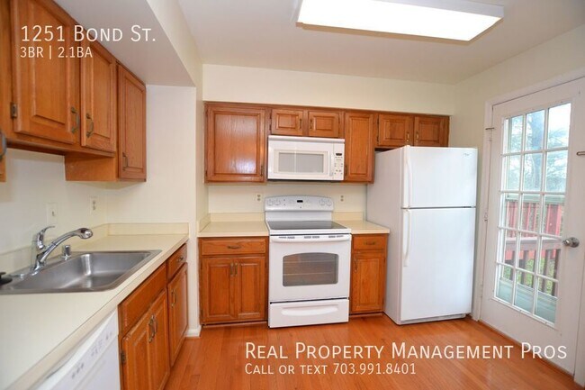 Building Photo - Well Maintained 3 Bedroom 2.55 Bath Townho...