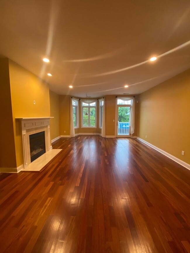 Building Photo - Spacious Townhouse Steps from Tarrytown Wa...