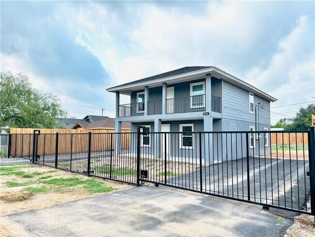 Foto del edificio - 8206 Sosa Cir