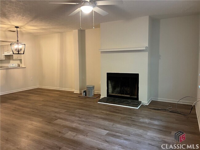 Building Photo - 246 Highland Park Dr