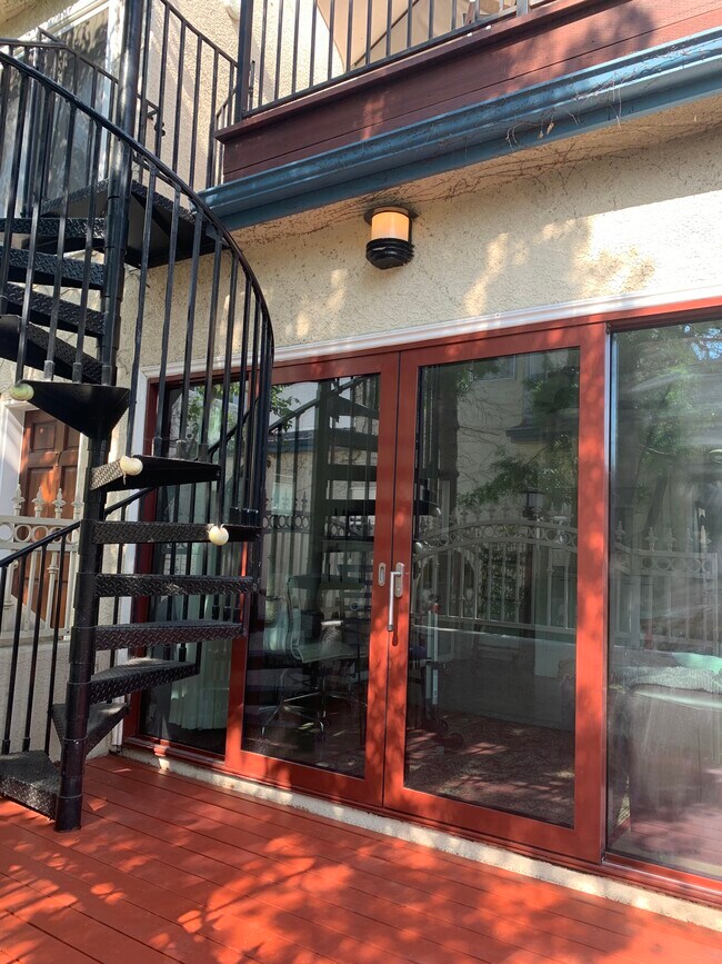 Foto del edificio - 121 Strand St