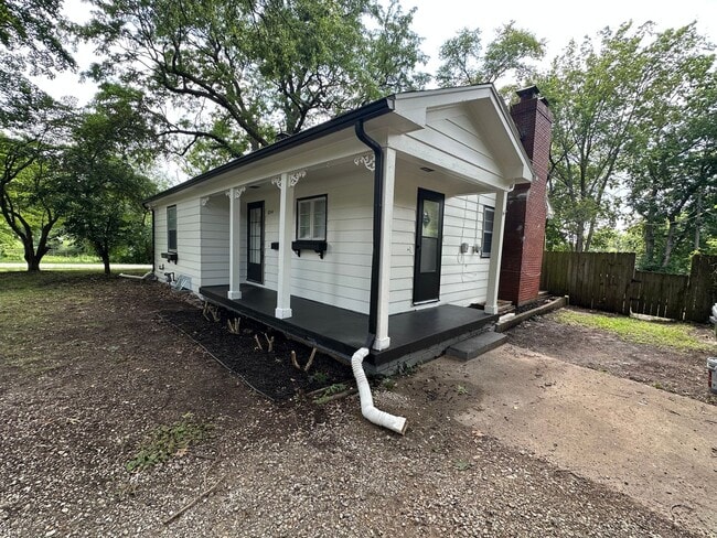 Building Photo - 2 bedroom 1 batg