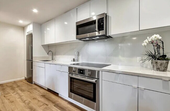 Foto del edificio - Tech Hub Living! This sleek 1 bed, 1 bath,...