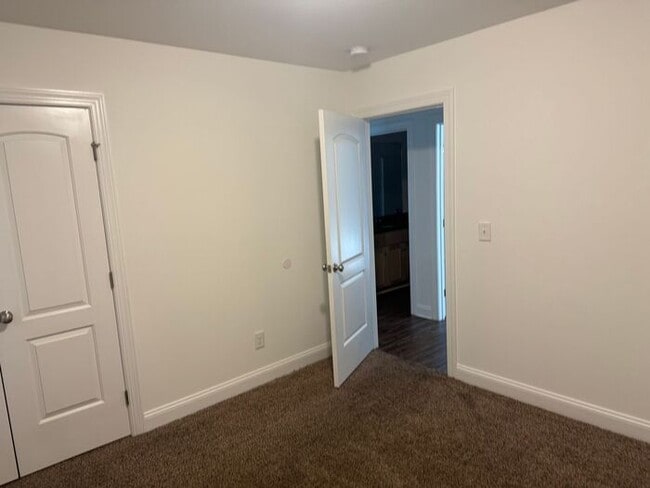 Building Photo - Like new home!! Convenient location near the reseach campus!