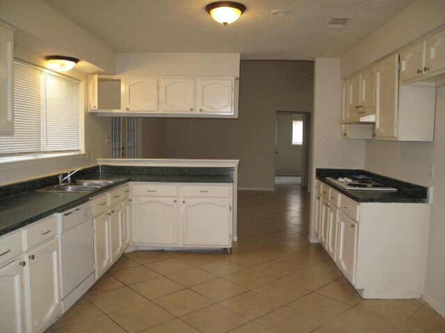 Foto del edificio - 5811 Crooked Post Rd