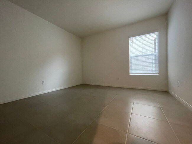 Building Photo - 4 Bedroom Home in Mountains Edge!