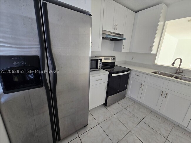 Foto del edificio - 8700 N Sherman Cir
