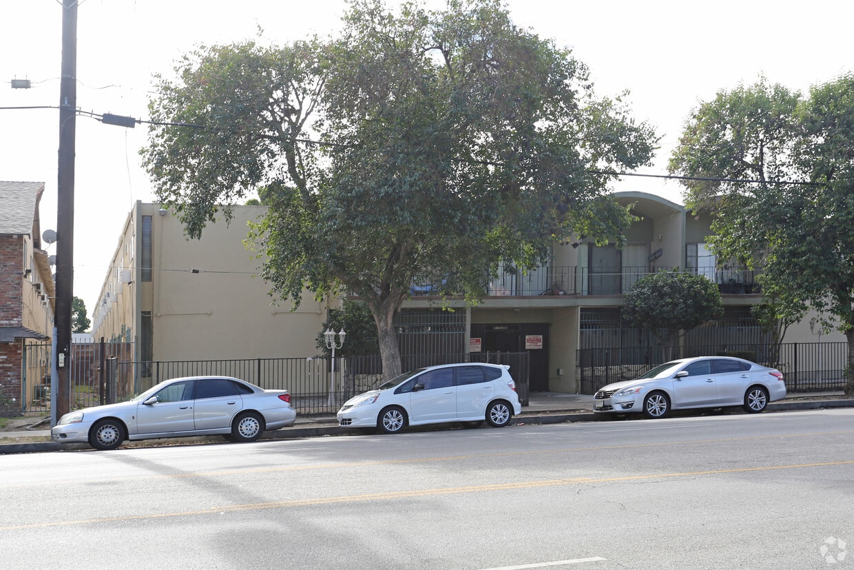 Primary Photo - Roscoe Apartments