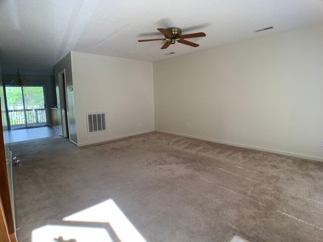 Building Photo - 3-Level Townhome Harrisonburg