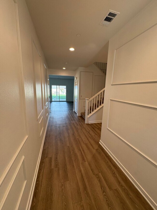 Building Photo - Stunning 5-bedroom, 3.5-bath home