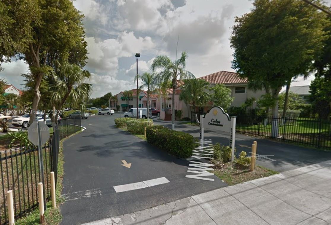 Foto principal - 11201 NW 7th St
