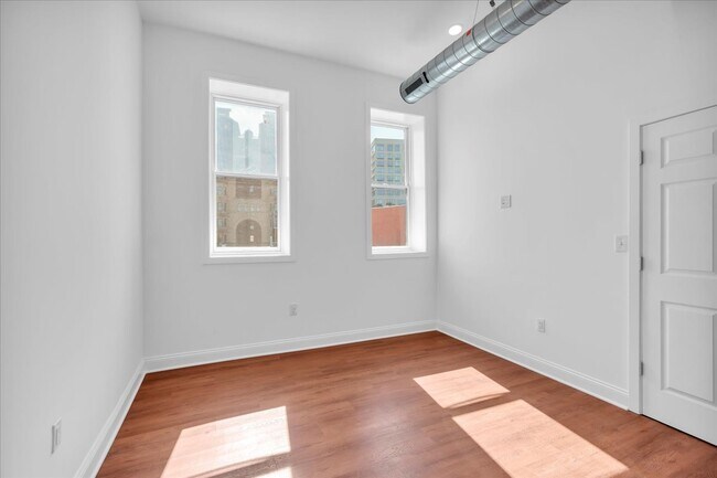 Ventanas de la sala de estar - 1406 Fairmount Ave