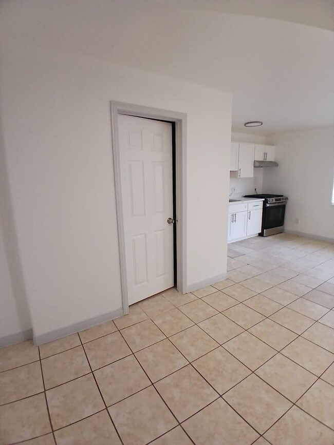 Building Photo - Beautiful newly renovated 1 bedroom apartm...