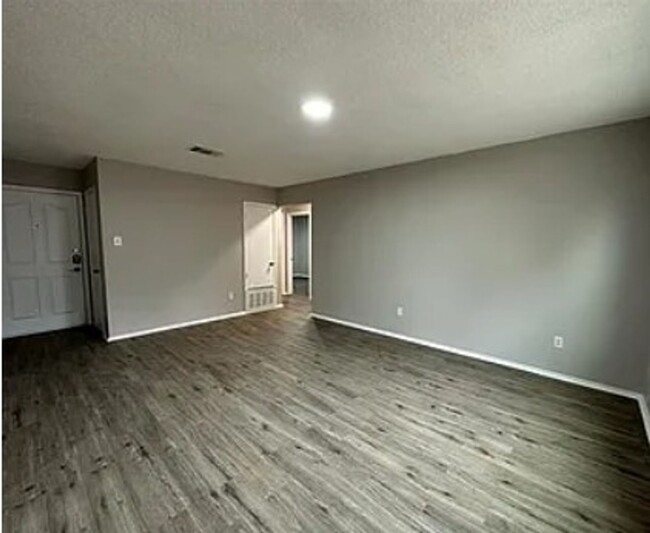Foto del edificio - Renovated 4 bedroom 2 bathroom single fami...