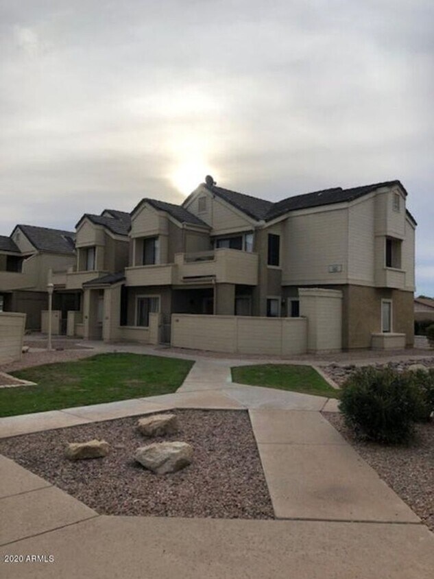 Foto principal - 2 MASTERS, 2 BATH FIRST FLOOR TEMPE CONDO